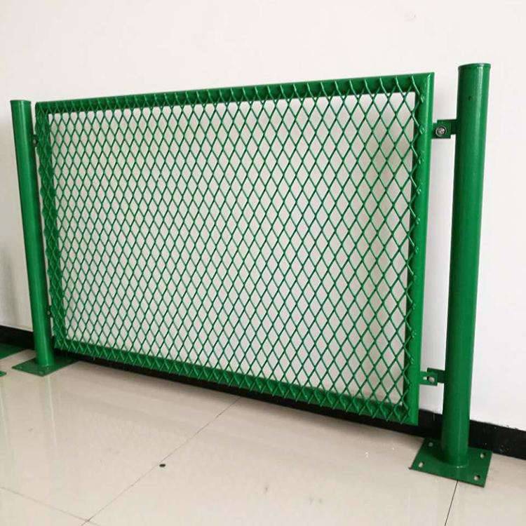 新野縣鐵路護(hù)欄網(wǎng) 守護(hù)安全，聯(lián)通未來(lái)——淺析框架護(hù)欄網(wǎng)與公路護(hù)欄網(wǎng)的應(yīng)用